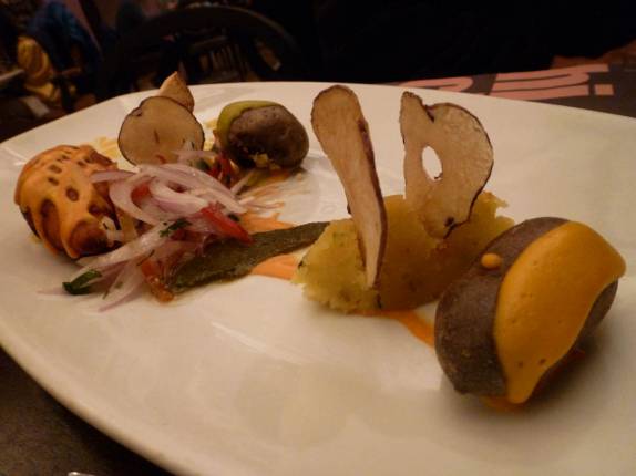 Degustação de diversos tipos de batatas no restaurante Chicha, em Cusco, no Peru